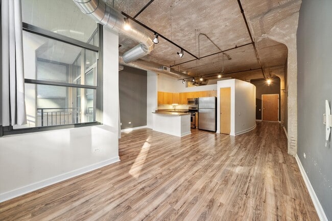 Building Photo - 900 N Kingsbury St