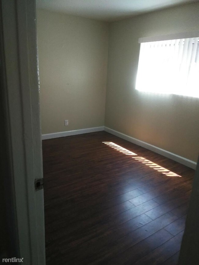 Building Photo - 2 br, 1 bath Apartment - Top Team Realty