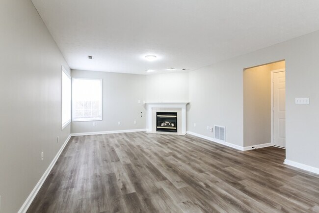 Building Photo - Amazing 4 Bedroom with Spacious Backyard!