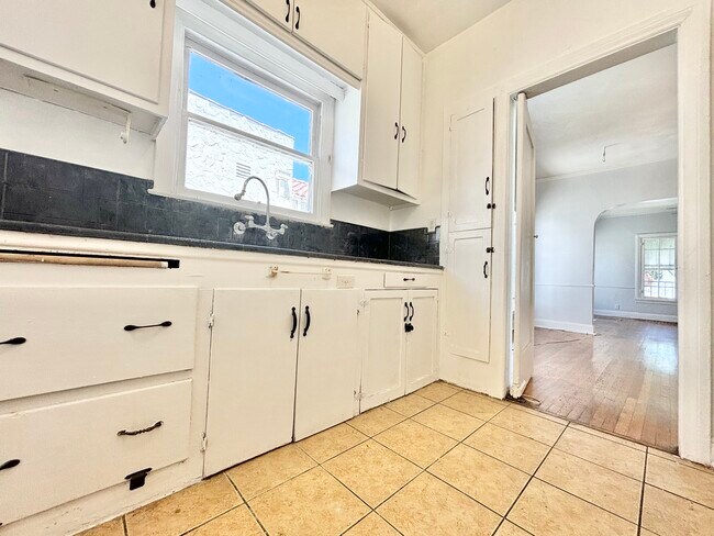 Building Photo - 1019 1/2 S Orange Dr Los Angeles, CA 90019