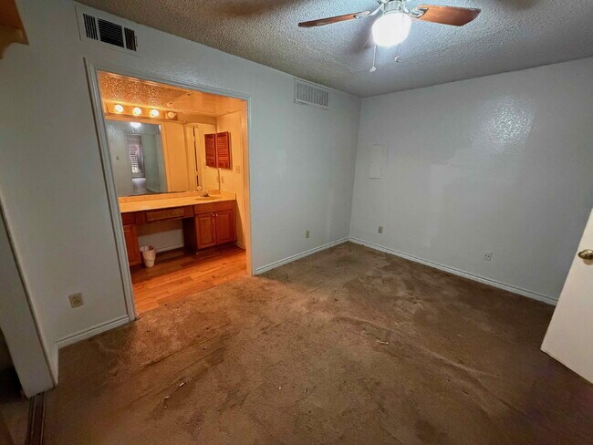 Building Photo - Cozy 1BD Condo in Richardson ISD with Fireplace & Amenities