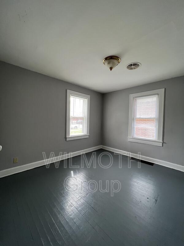 Building Photo - 1620 N Gladstone Ave