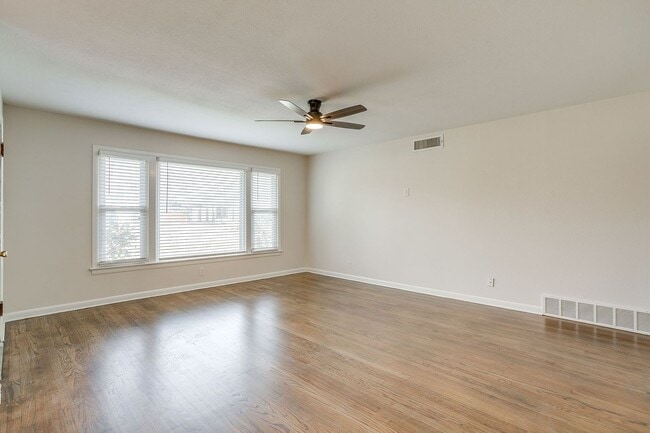 Building Photo - 3 Bedroom, 2 Bath Home in near Arlington Heights- 76107