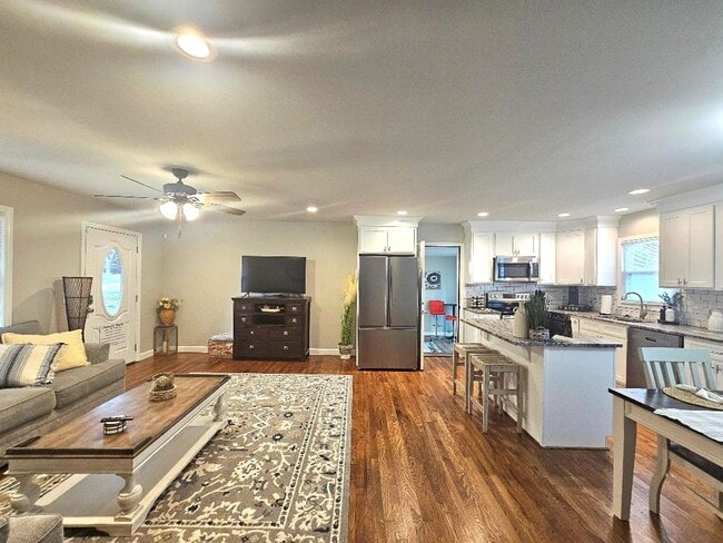 Building Photo - 3 Bedroom home minutes from Prisma Health and Downtown Greenville