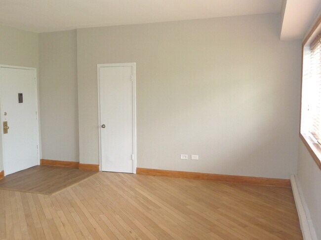 Foto del edificio - 2710 W Summerdale Ave