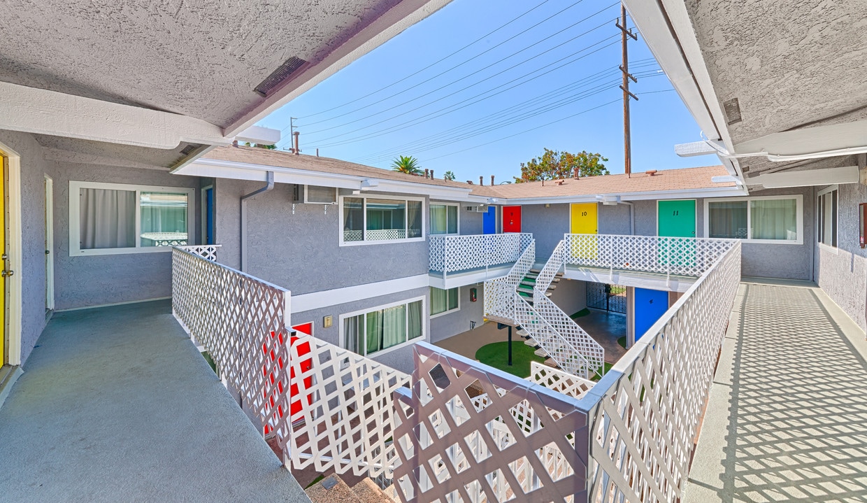 Primary Photo - 900 Loma Ave