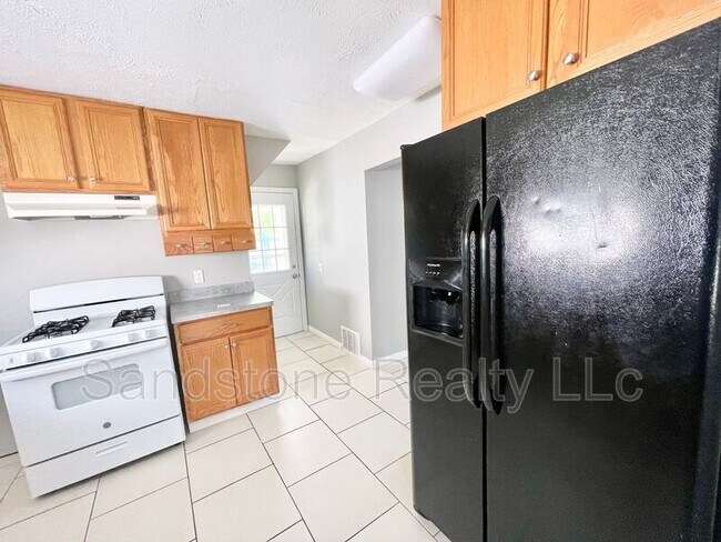 Building Photo - 1047 W 17th St