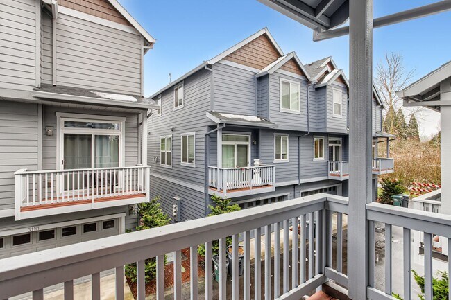 Foto del edificio - Beautiful Home With Balcony and Great Location!