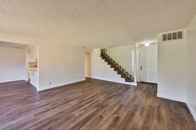 Foto del edificio - 3 Bedroom Home with Fireplace and LVP Flooring & 2-Car Garage!