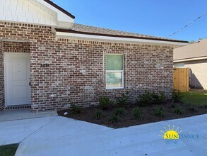 Building Photo - 688 Reeves Dr