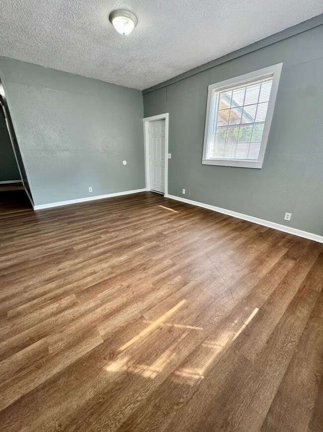 Building Photo - Available NOW -505 Tank hill Unit 2