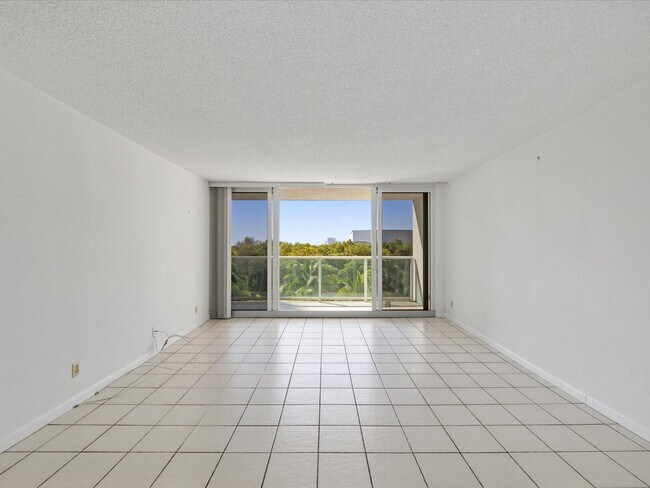 Foto del edificio - 100 Bayview Dr