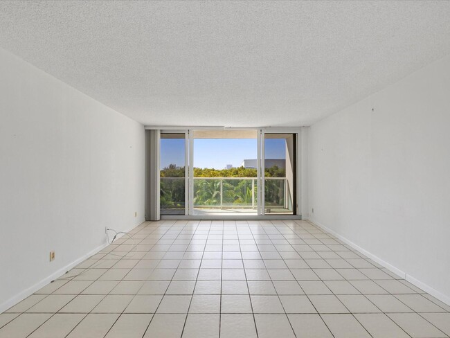 Building Photo - 100 Bayview Dr