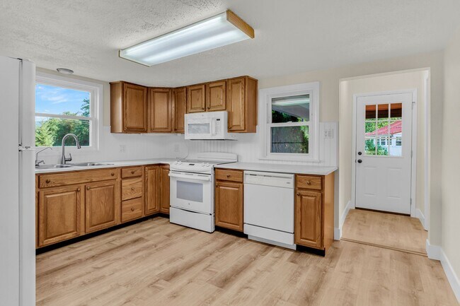 Foto del edificio - Creekside Charm: Your Dream, 1 of a kind, ...