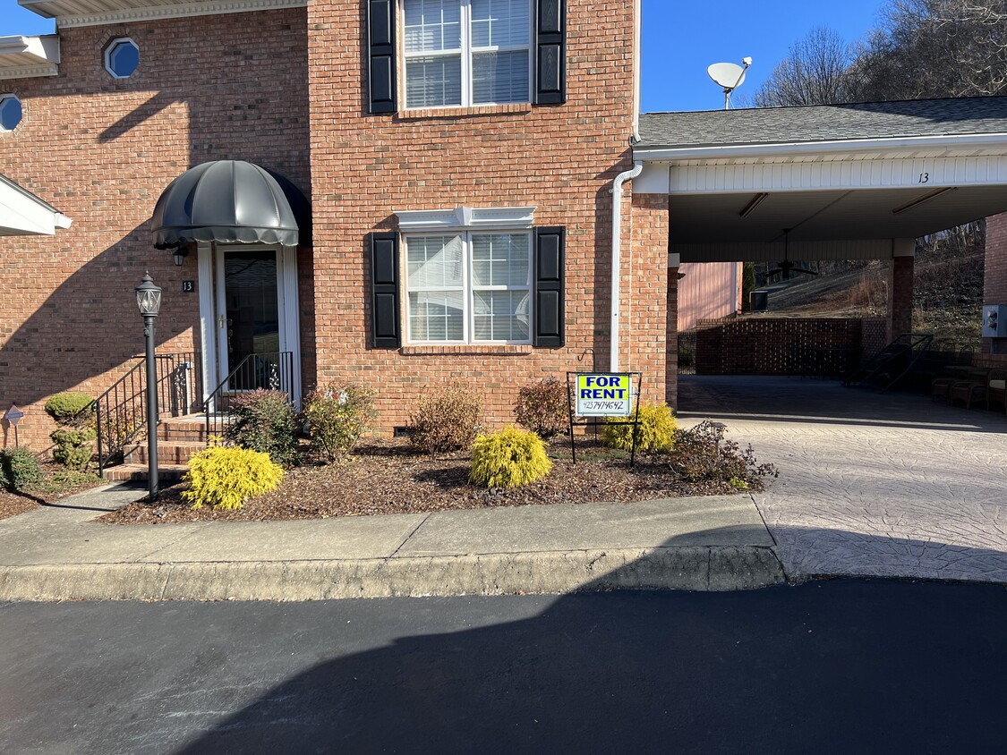 3 bedroom 2 bath newly renovated located call sandy 4237474642 - 102 Car Mol Dr