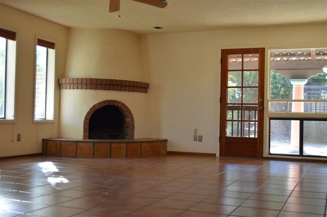 Building Photo - 1115 W Sahuaro Ln