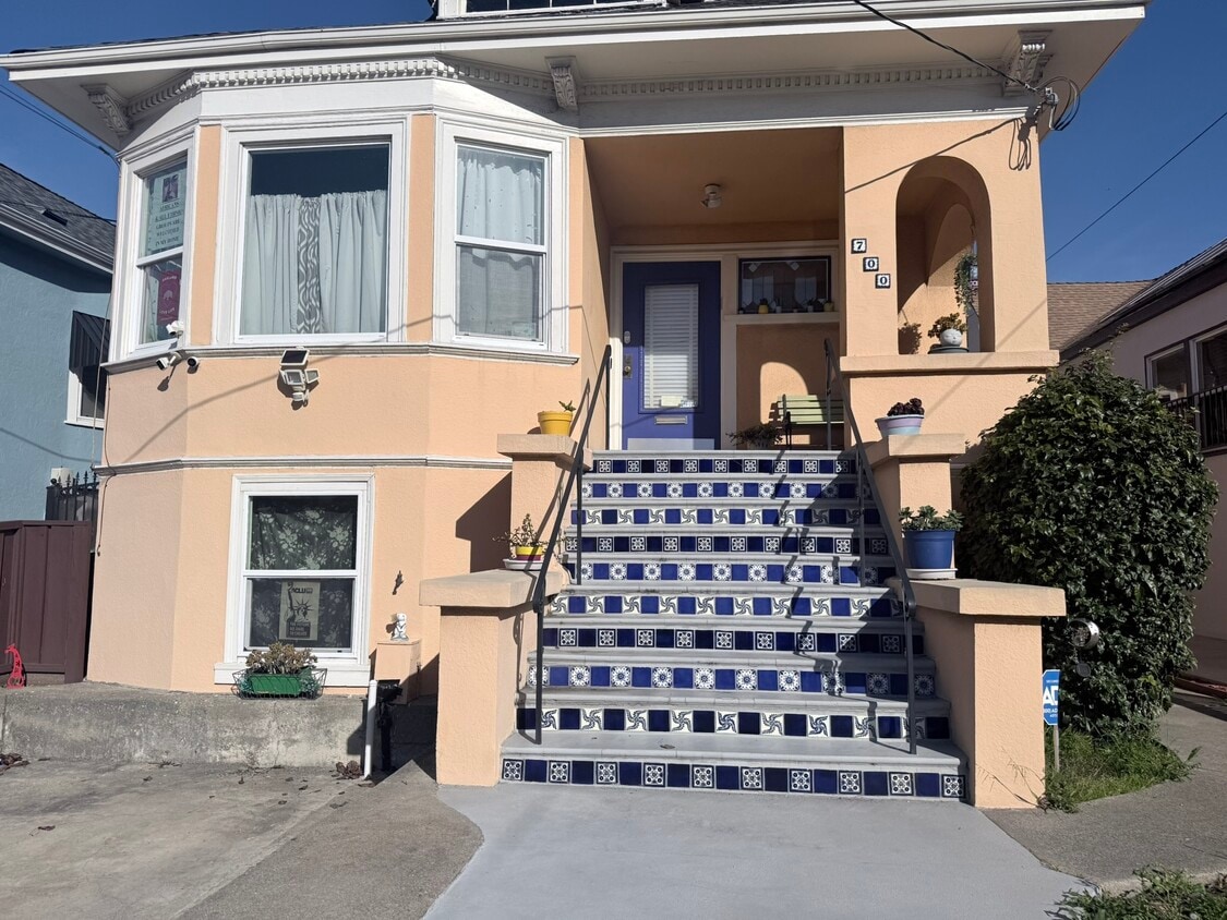 Photo - 700 Apgar St (Oakland, CA)
