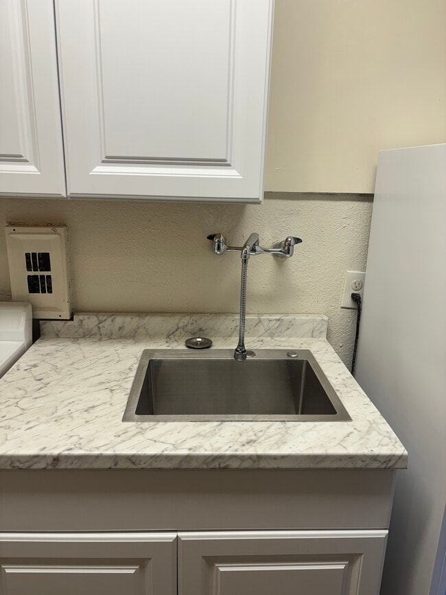 Building Photo - 1075 W State St