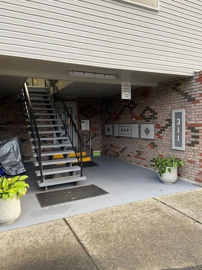 Foto del edificio - Welcome to this charming 2 bedroom, 2 bath...