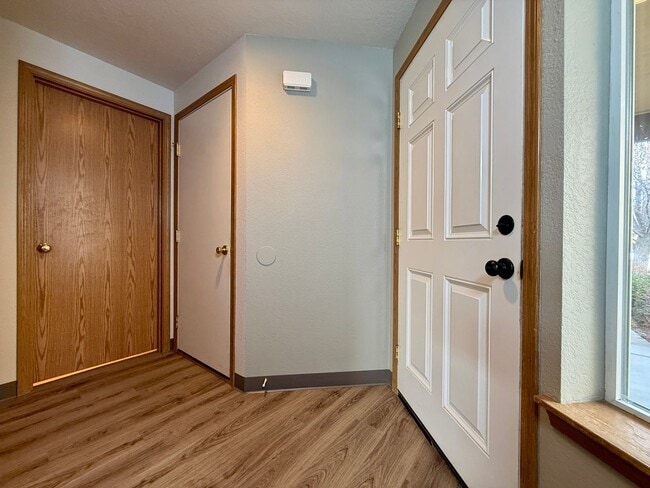 Building Photo - SPACIOUS NEWLY UPDATED TOWNHOME IN REDMOND!!