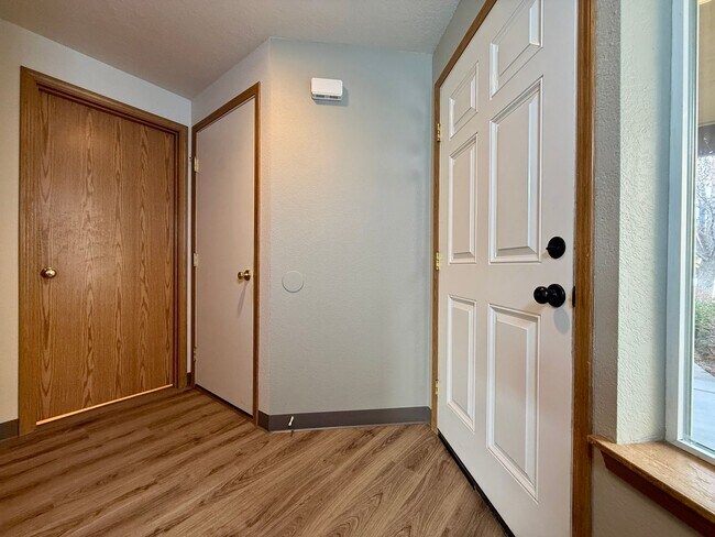 Foto del edificio - SPACIOUS NEWLY UPDATED TOWNHOME IN REDMOND!!