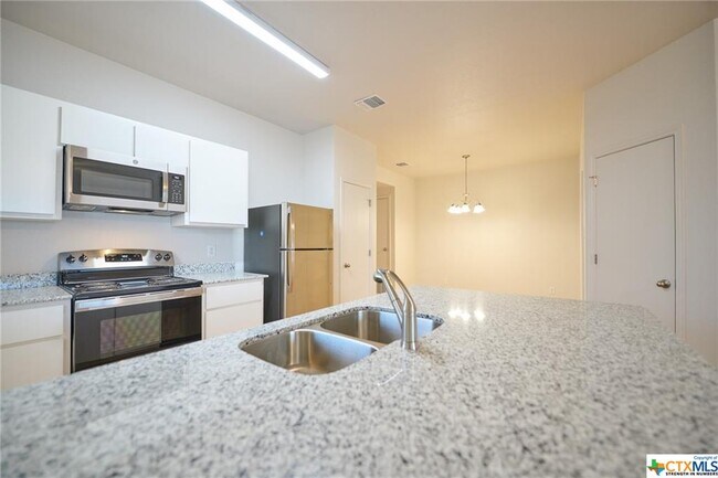 Building Photo - 1805 Clovis Dr