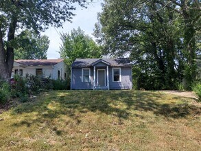 Building Photo - 2887 Woodlawn Terrace