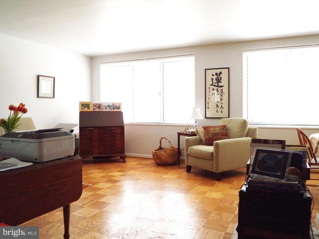 Foto del edificio - 10201 Grosvenor Pl