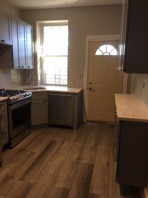 kitchen - 1511 W Addison St Apartments