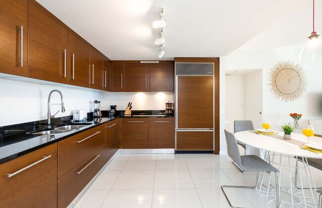 Building Photo - 485 Brickell Ave
