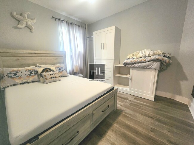 Building Photo - Spacious & Updated 1 bed 1 bath I Hamilton...