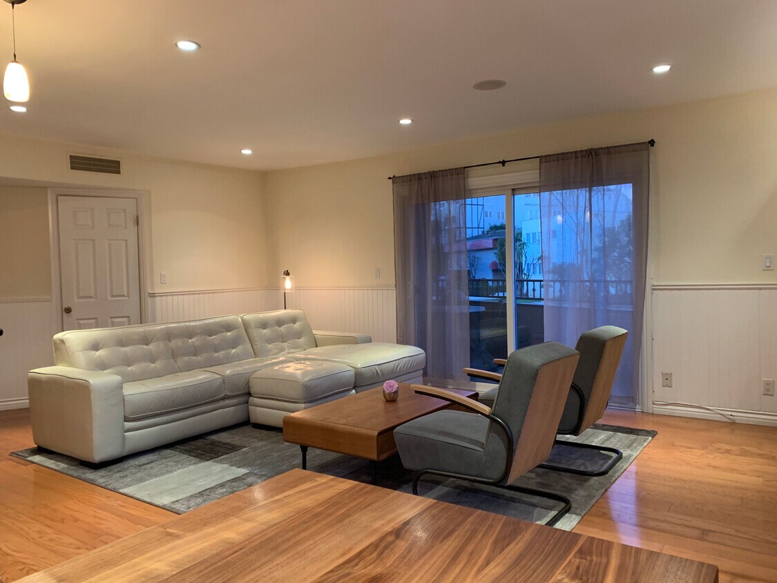 Foto principal - 451 S Barrington Ave