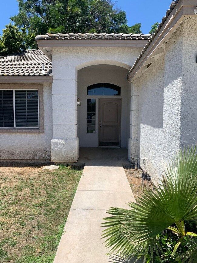 Foto del edificio - Wonderful 3 Bedroom Home in Sought After Northeast Fresno!