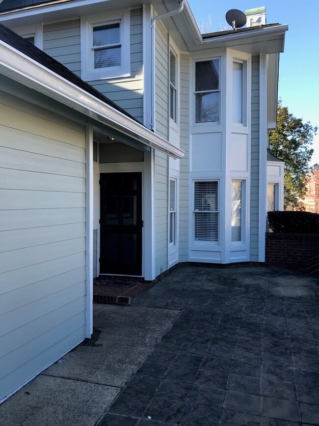 Foto del edificio - 3 bedroom townhome across from Panthers St...