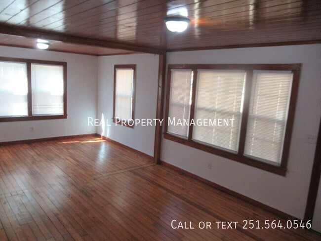 Foto del edificio - 2 Bedroom 1 Bath Remodeled Home off Moffet...