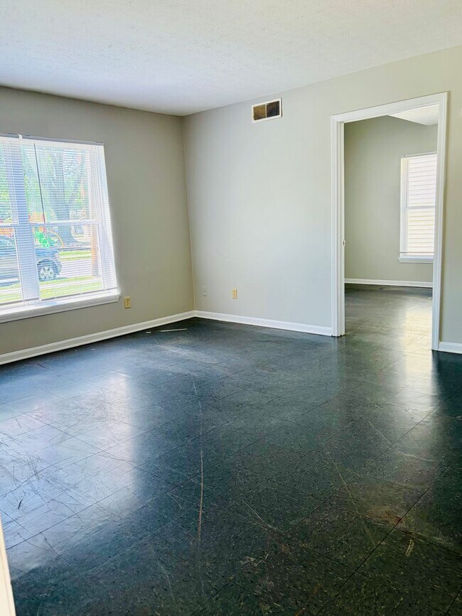 Foto del edificio - First floor one bedroom apartment in Portland- Section 8 accepted