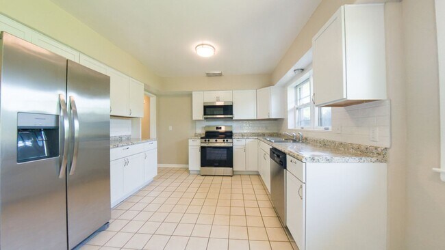 Foto del edificio - Spacious 3 Bedroom 1.5 Bath Home- Located ...