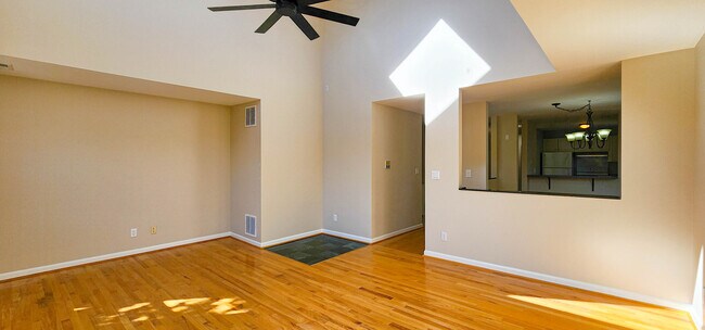 Building Photo - 1140 W Barry Ave
