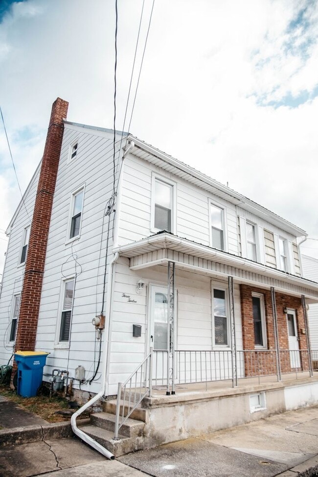Building Photo - 312 Vine St