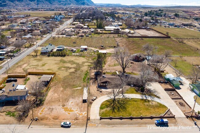 Foto del edificio - Beautifully Remodeled Three Bedroom Home on 2 Acres with Horse Privileges in Hurricane