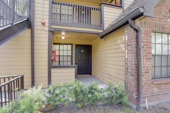 Building Photo - 385 Woodside Dr