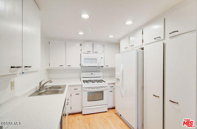 Building Photo - 1348 E Hillcrest Dr
