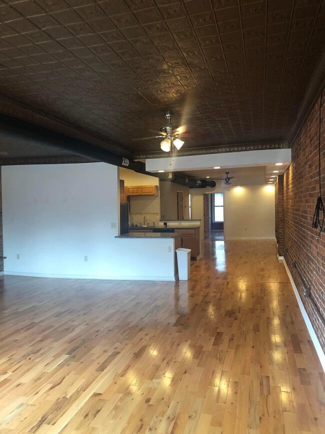 Building Photo - 256 Main St