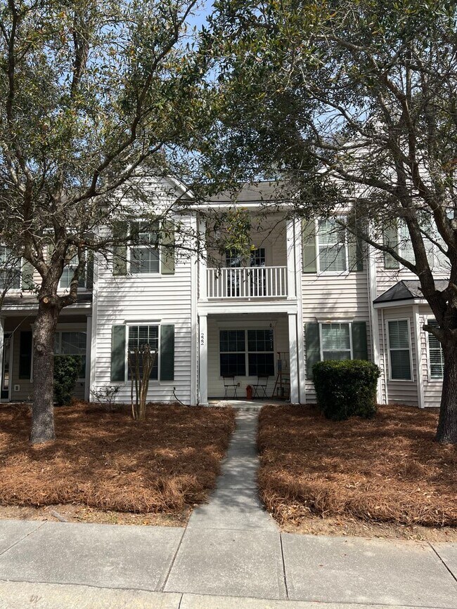 Building Photo - New to Rental Market! Unfurnished 2 BR Tow...