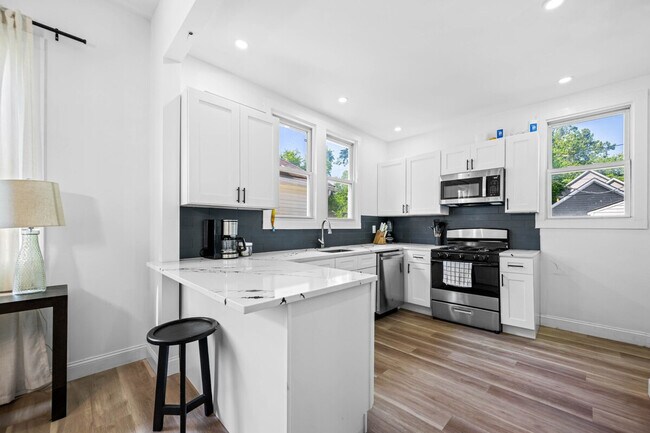 Building Photo - 906 Villa Ave