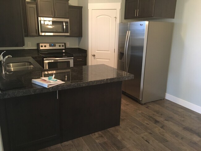 Building Photo - 3 Bed 2 Bath Condo with Garage