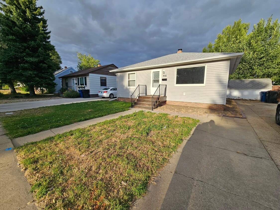 Patio delantero - 916 3rd Ave W