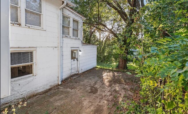 Foto del edificio - Charming 3-Bedroom Lower-Level Duplex