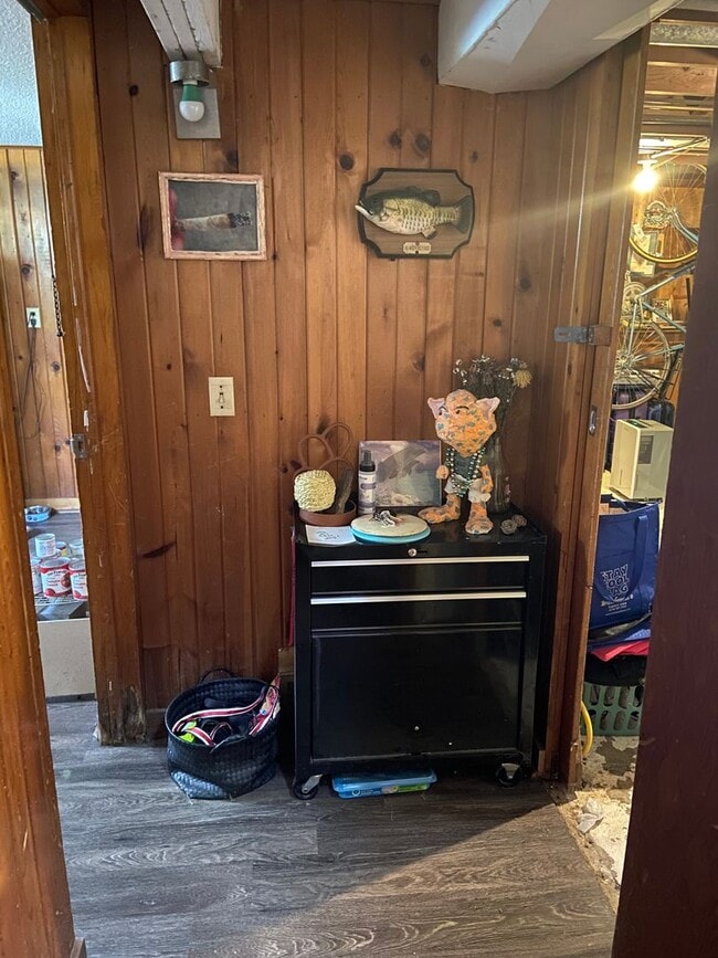 Building Photo - Spacious 1 bed, 1 bath basement close to I...