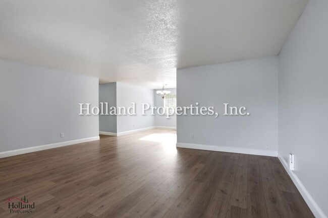 Building Photo - 2468 SE Heather Ct